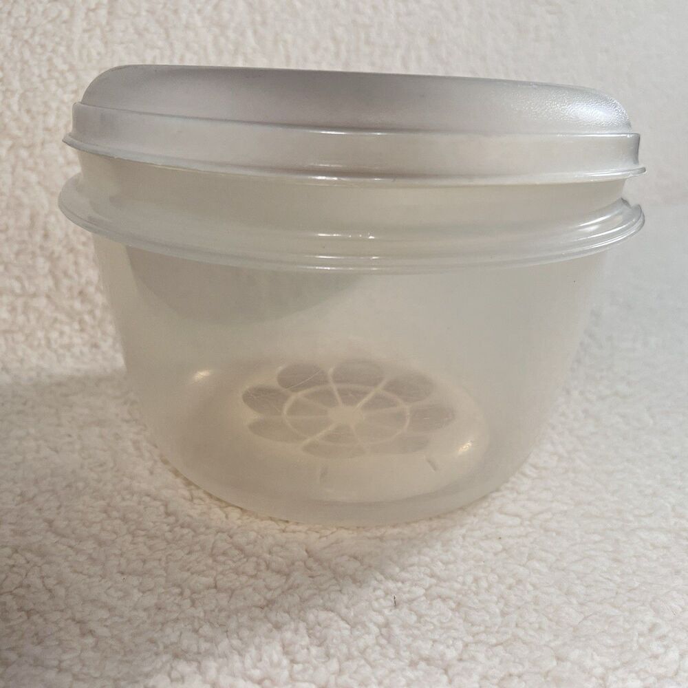 Vtg Rubbermaid Servin’ Saver #4 12 cup Lettuce Crisper Container Almond Insert